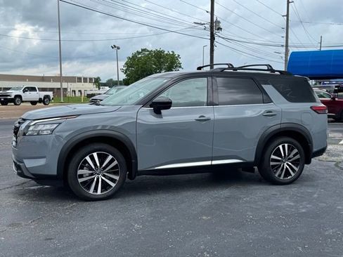 Used 2025 Nissan Pathfinder Platinum FWD image 3