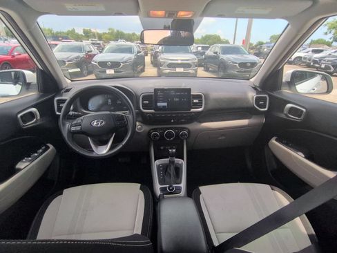 Used 2025 Hyundai Venue SEL FWD image 25