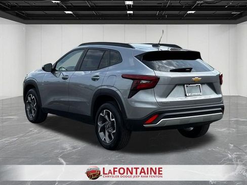 Used 2025 Chevrolet Trax LT w/ LT Convenience Package FWD image 3