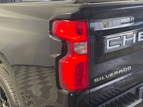 Used 2022 Chevrolet Silverado 1500 High Country w/ Technology Package image 36