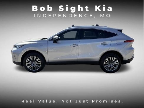 Used 2021 Toyota Venza XLE image 6