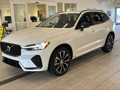 Used 2025 Volvo XC60 B5 Plus AWD/4WD image 9