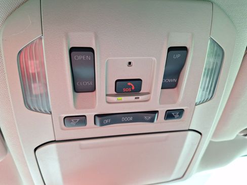 Used 2024 Toyota Highlander LE image 28