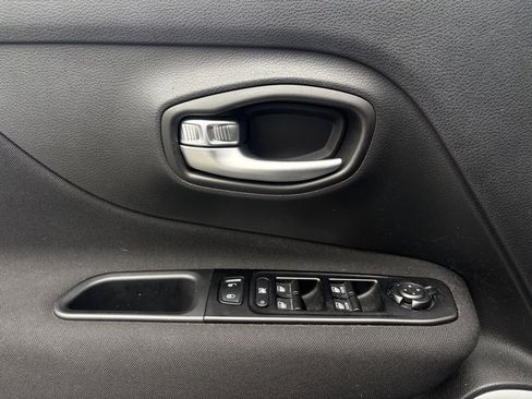 Used 2021 Jeep Renegade Latitude image 9