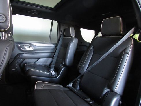 Used 2024 GMC Yukon XL SLT w/ SLT Luxury Package image 16