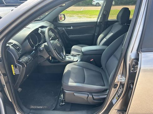 Used 2011 Kia Sorento 2WD w/ Convenience Pkg image 8