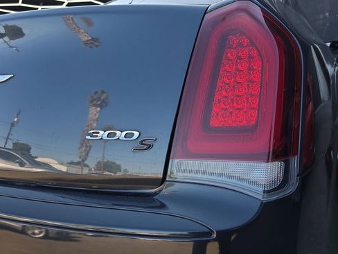 Used 2018 Chrysler 300 S image 19