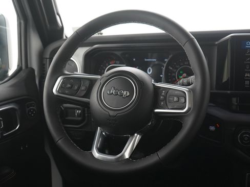 Used 2025 Jeep Wrangler Sahara image 14