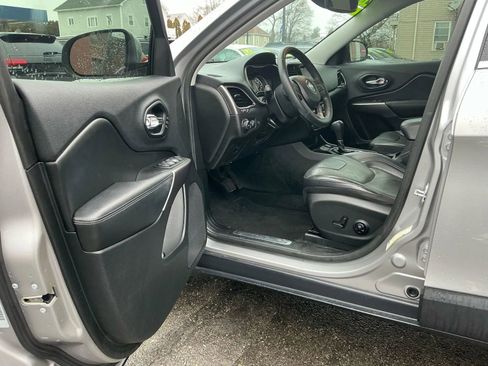 Used 2019 Jeep Cherokee Limited image 9