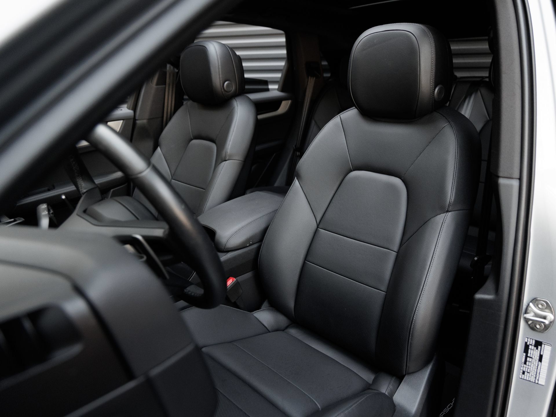 Certified 2025 Porsche Cayenne AWD/4WD image 5
