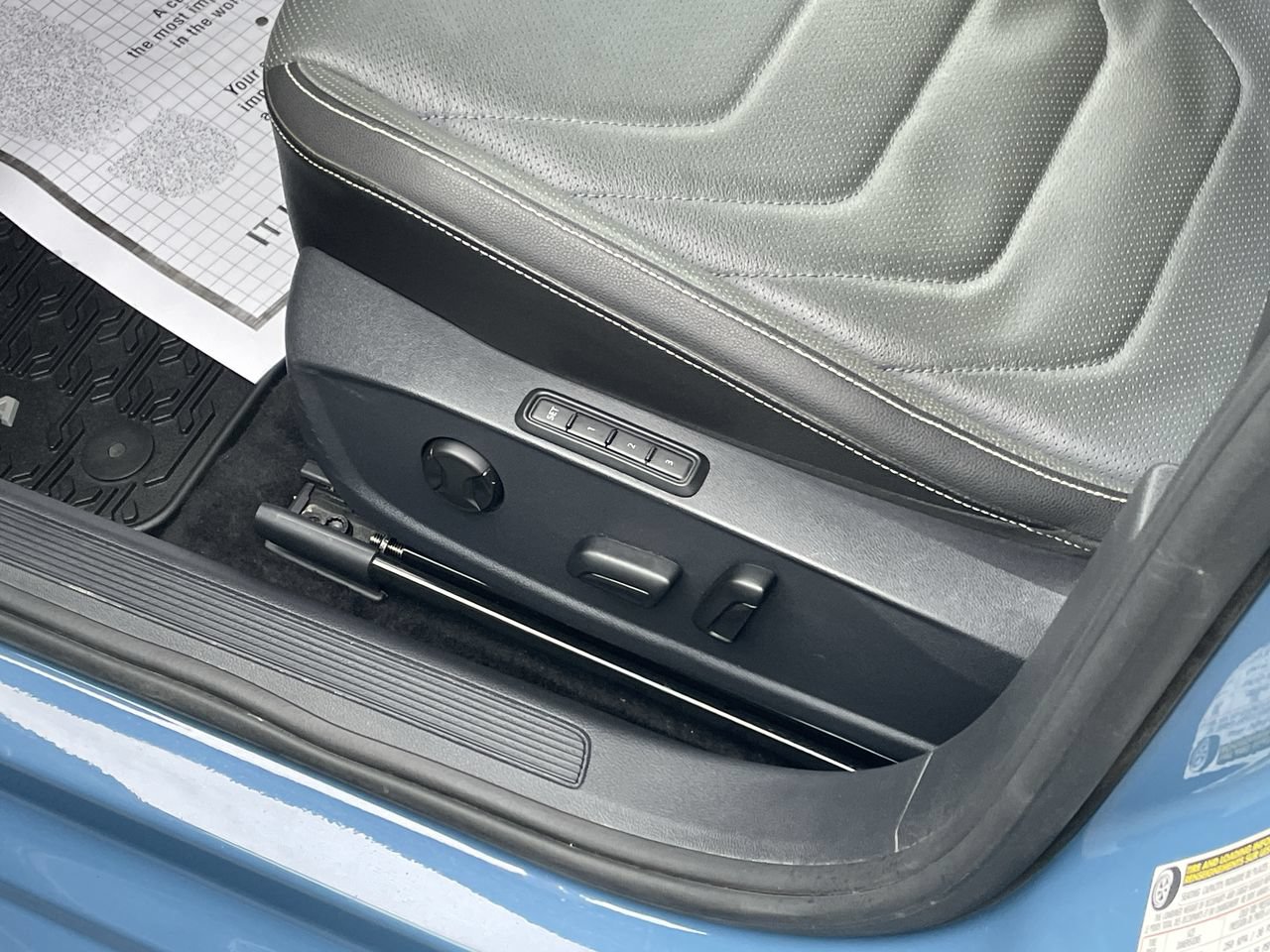 Used 2025 Volkswagen Jetta SEL FWD image 28