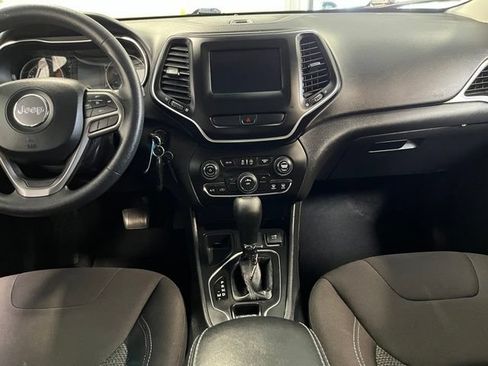 Used 2019 Jeep Cherokee Latitude w/ Popular Appearance Group FWD image 20
