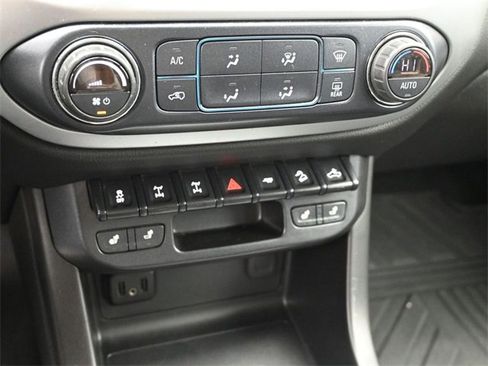 Used 2019 Chevrolet Colorado ZR2 image 16