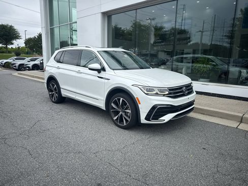 Used 2022 Volkswagen Tiguan SEL R-Line AWD/4WD image 2