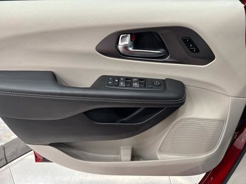 Used 2024 Chrysler Pacifica Touring-L image 67