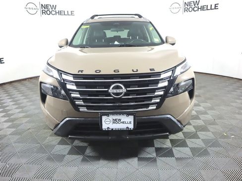 Used 2024 Nissan Rogue SV w/ SV Premium Package image 2