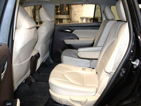 Used 2020 Toyota Highlander XLE AWD/4WD image 28
