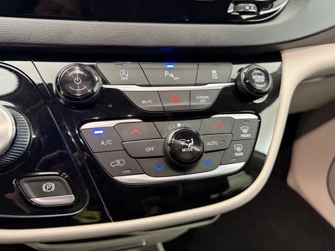 Used 2020 Chrysler Pacifica Touring-L FWD image 18