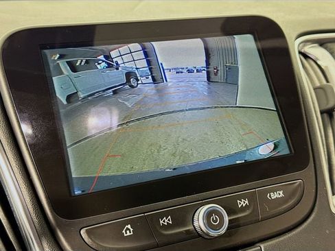 Used 2018 Chevrolet Malibu LT image 16