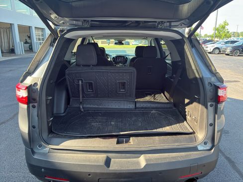 Used 2021 Chevrolet Traverse LT FWD image 9