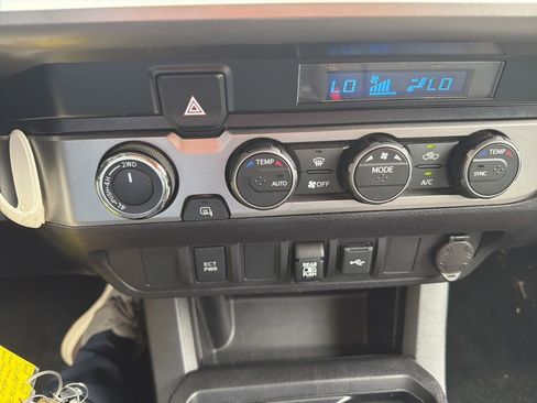Used 2021 Toyota Tacoma SR5 AWD/4WD image 12