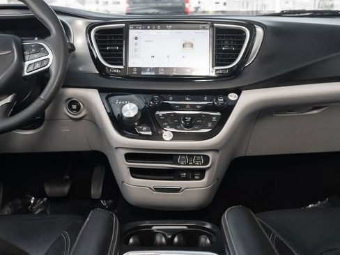 Used 2022 Chrysler Pacifica Touring-L FWD image 29
