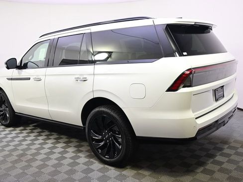 New 2026 Lincoln Navigator Reserve AWD/4WD image 3