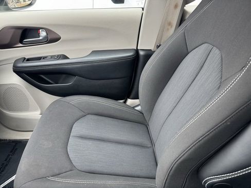 Used 2023 Chrysler Voyager LX image 22