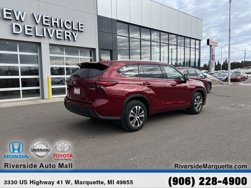 Used 2022 Toyota Highlander XLE image 9