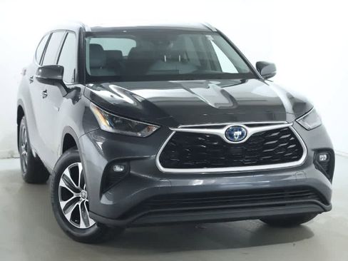 Certified 2021 Toyota Highlander XLE AWD/4WD image 2