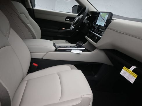 Used 2025 Nissan Pathfinder SL FWD image 9