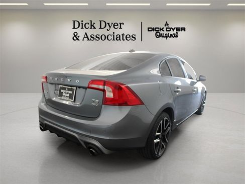 Used 2017 Volvo S60 T5 Dynamic image 2