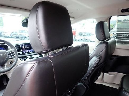 Used 2023 Chrysler Pacifica Touring-L FWD image 17
