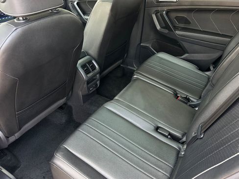 Used 2023 Volkswagen Tiguan SE w/ Panoramic Sunroof Package FWD image 12