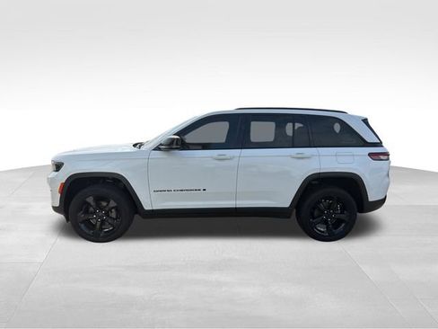 Used 2024 Jeep Grand Cherokee Altitude AWD/4WD image 3