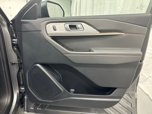 Used 2025 Ford Explorer Active image 53