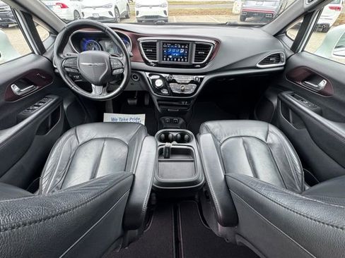 Used 2020 Chrysler Pacifica Touring-L image 13