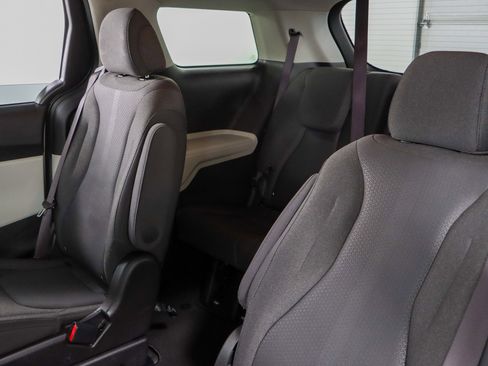 Used 2023 Kia Carnival LX image 24