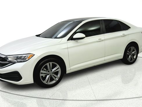 Used 2022 Volkswagen Jetta SE w/ Panoramic Sunroof Package FWD image 3