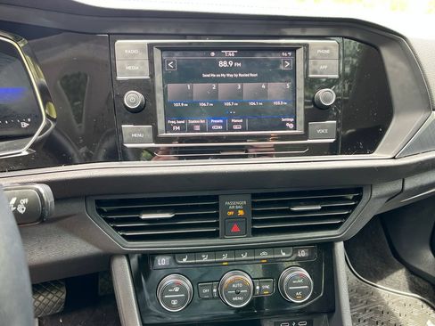 Used 2023 Volkswagen Jetta SE w/ Panoramic Sunroof Package FWD image 16