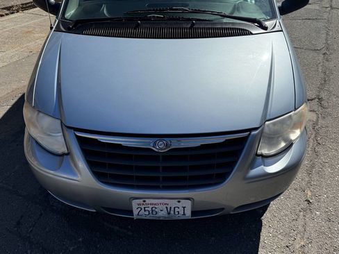 Used 2006 Chrysler Town & Country Touring image 26