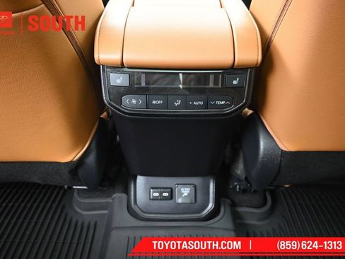 Used 2023 Toyota Highlander Platinum AWD/4WD image 28