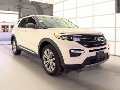 Used 2023 Ford Explorer XLT w/ Equipment Group 202A AWD/4WD image 4