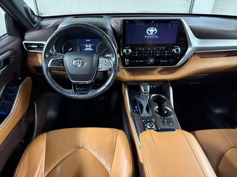 Used 2020 Toyota Highlander Platinum AWD/4WD image 8