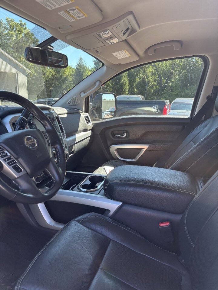 Used 2017 Nissan Titan PRO-4X AWD/4WD image 4