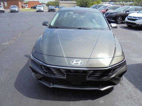Used 2024 Hyundai Elantra Limited FWD image 3