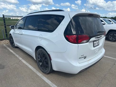 Used 2020 Chrysler Pacifica Touring-L FWD image 4