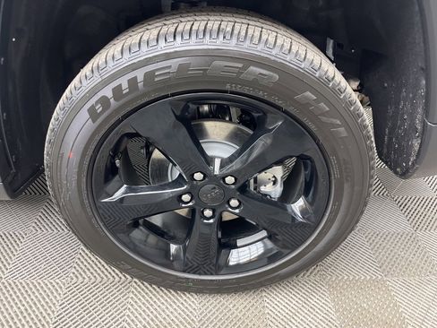 New 2025 Jeep Grand Cherokee Altitude image 4