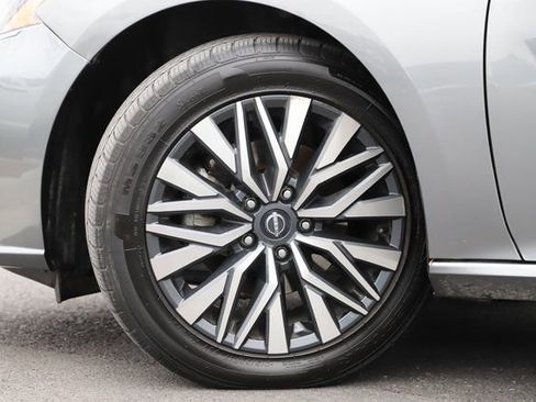 Used 2024 Nissan Altima 2.5 SV image 2