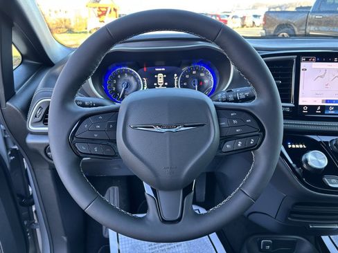 New 2026 Chrysler Pacifica Select image 13